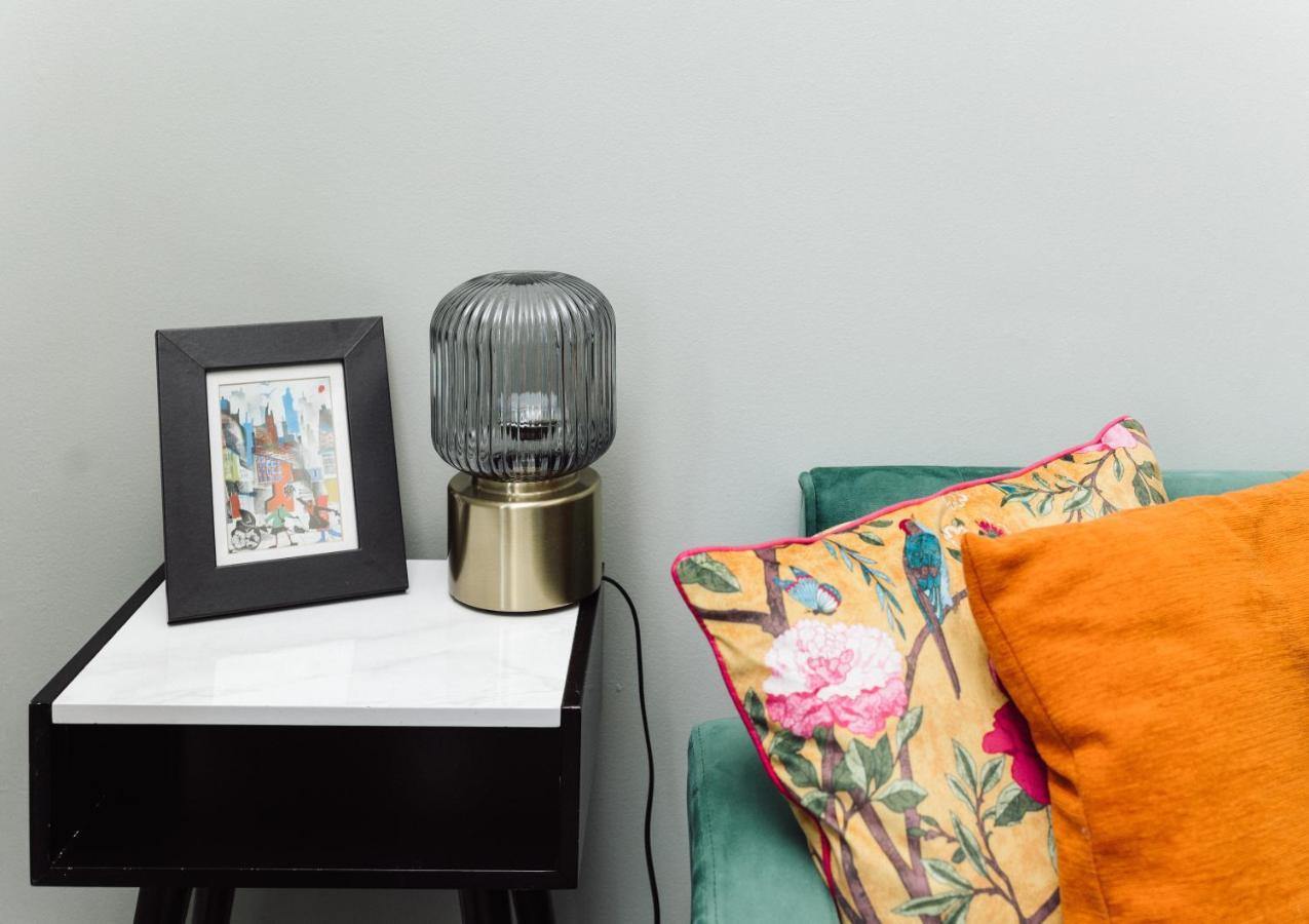 Beautiful Apartment In Guildford With Parking Send Экстерьер фото