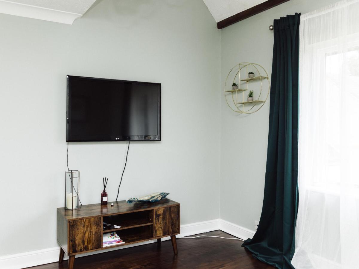 Beautiful Apartment In Guildford With Parking Send Экстерьер фото