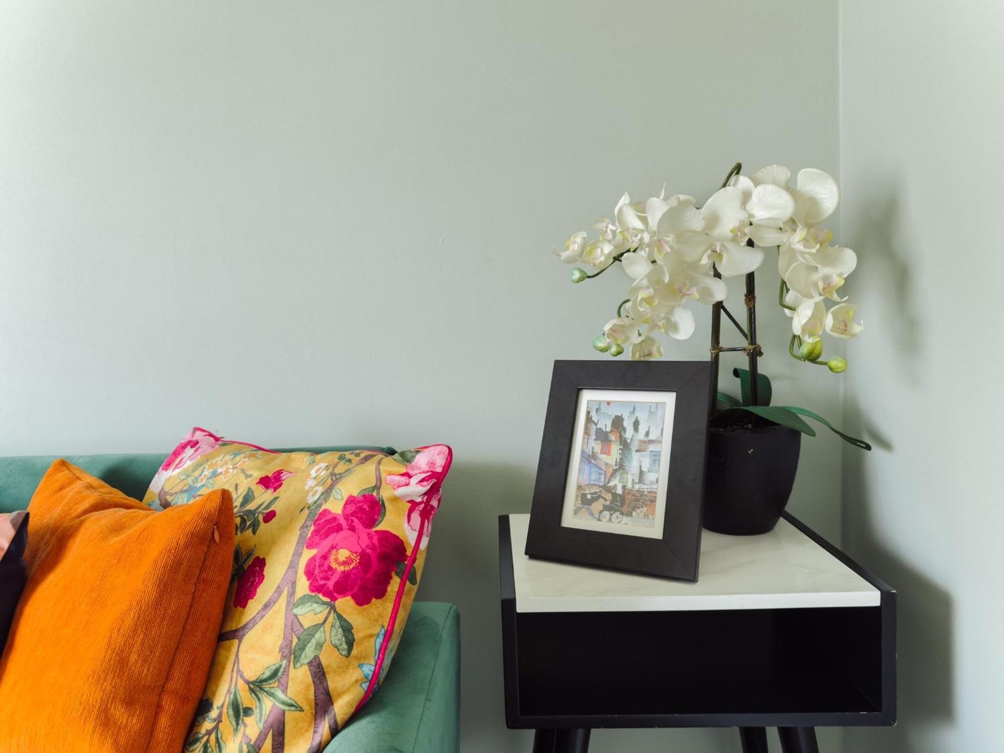 Beautiful Apartment In Guildford With Parking Send Экстерьер фото