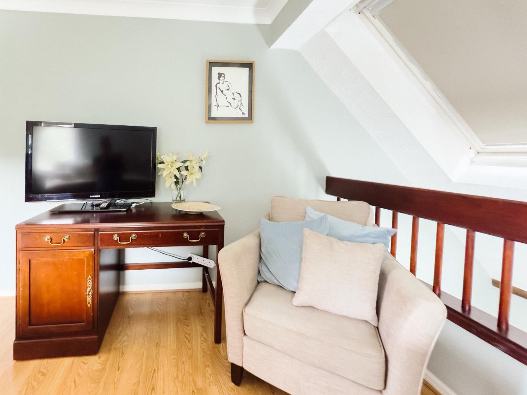 Beautiful Apartment In Guildford With Parking Send Экстерьер фото