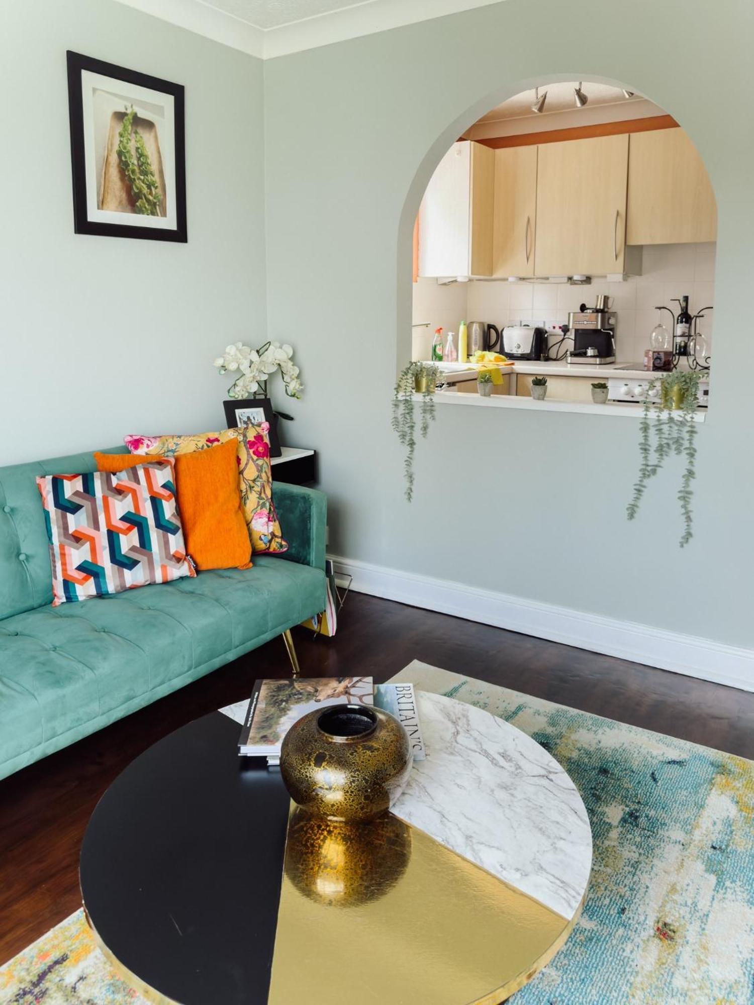 Beautiful Apartment In Guildford With Parking Send Экстерьер фото