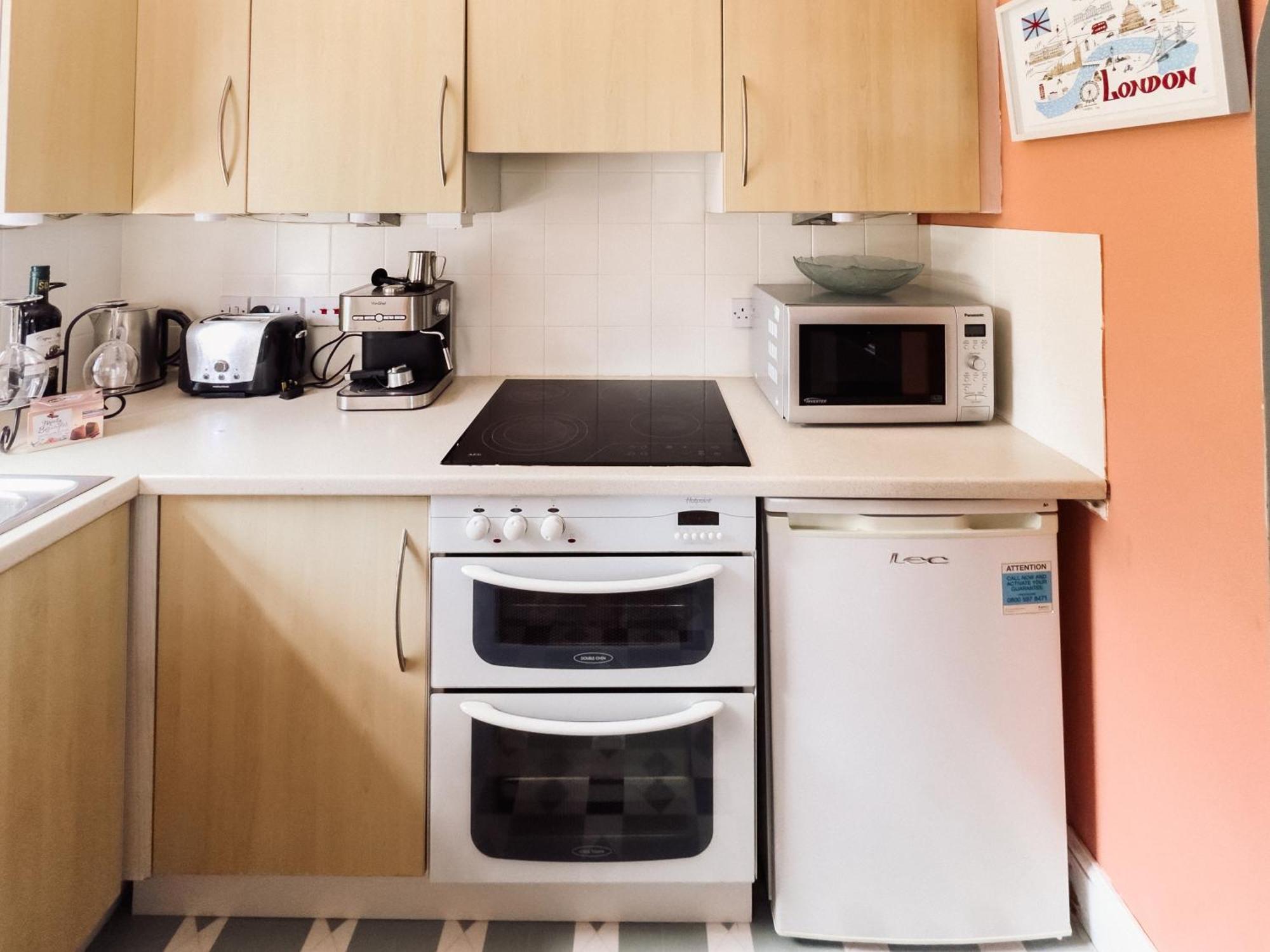 Beautiful Apartment In Guildford With Parking Send Экстерьер фото