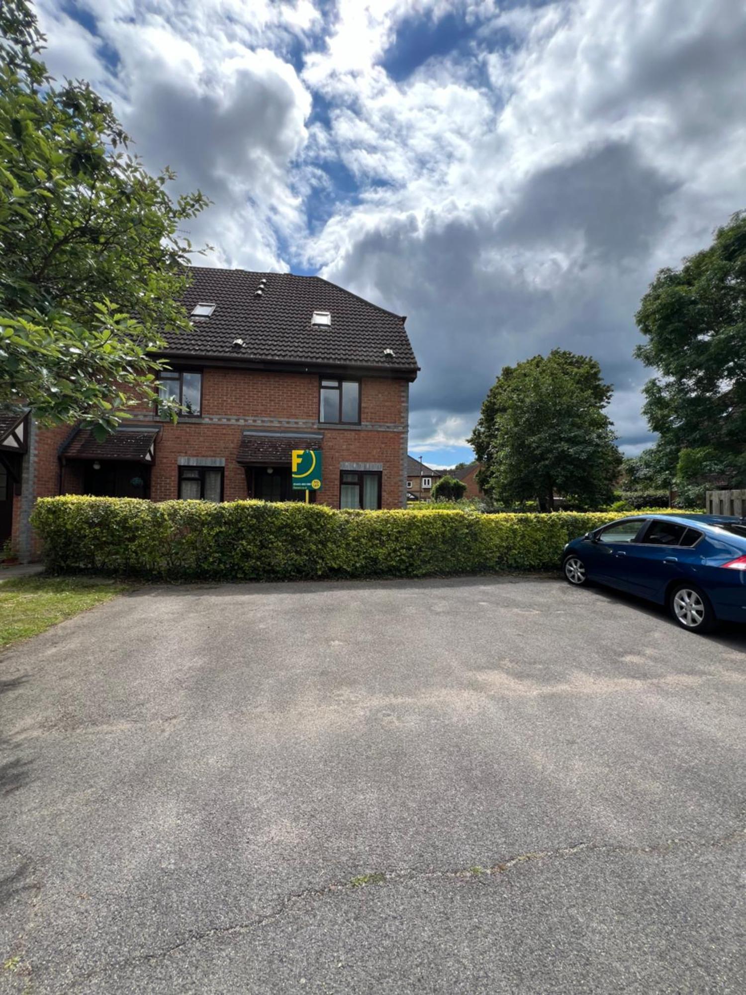 Beautiful Apartment In Guildford With Parking Send Экстерьер фото